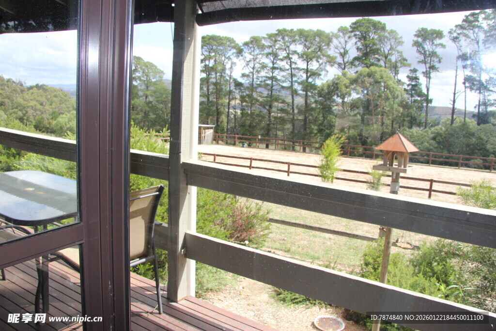 阳台外的自然牧场风光