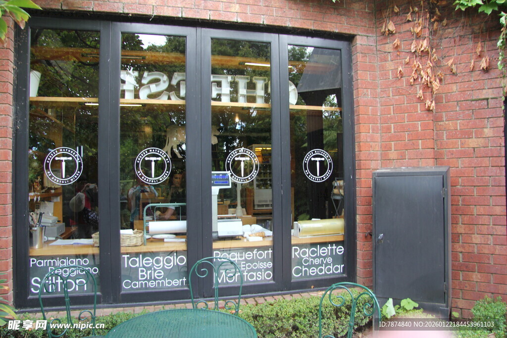 复古风格店铺玻璃门展示