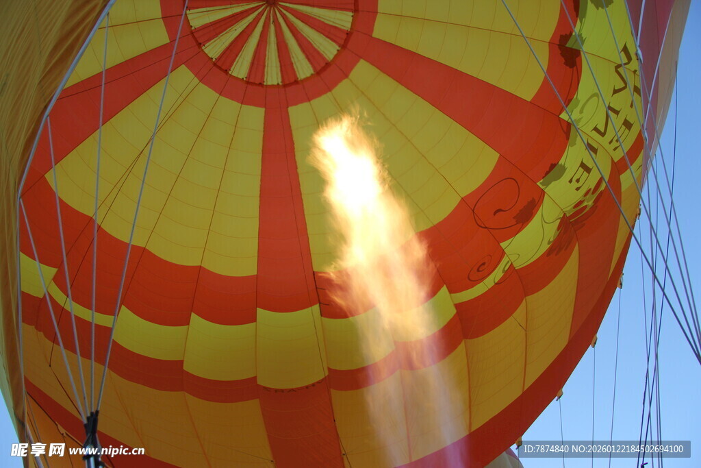 热气球内部火焰燃烧景象