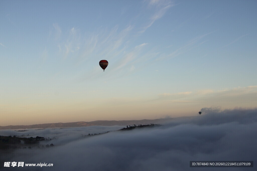 高空热气球穿越云海美景