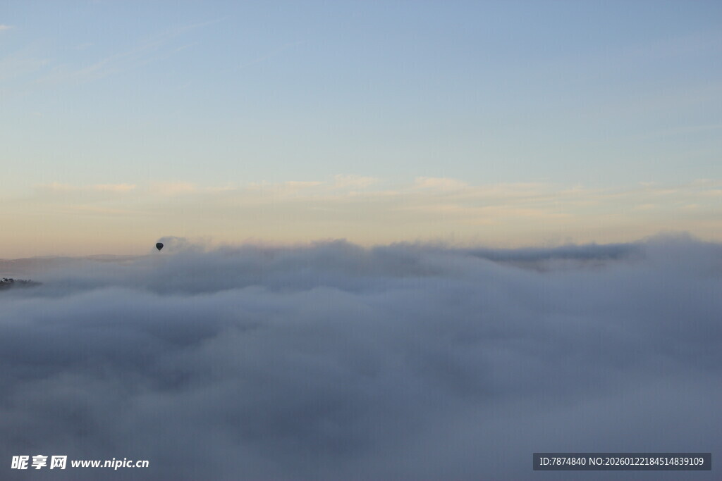 云海之上的壮丽天空景观