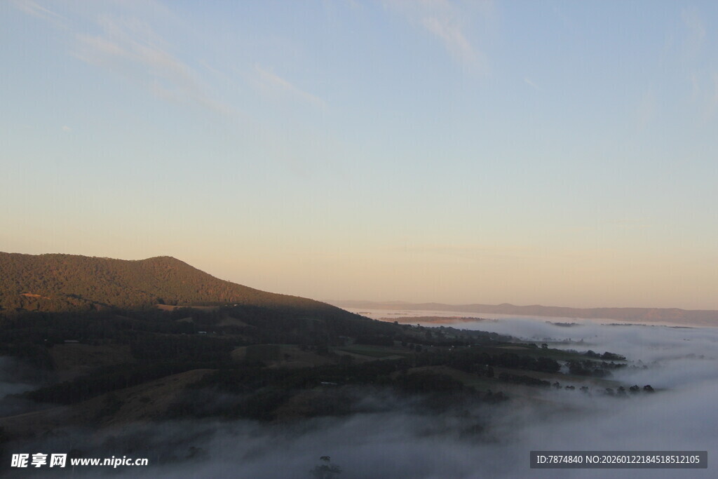 云海中的山峦美景