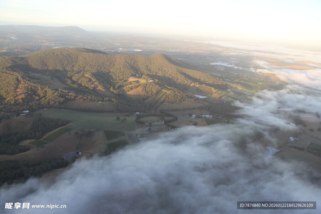空中俯瞰云雾缭绕的山峦