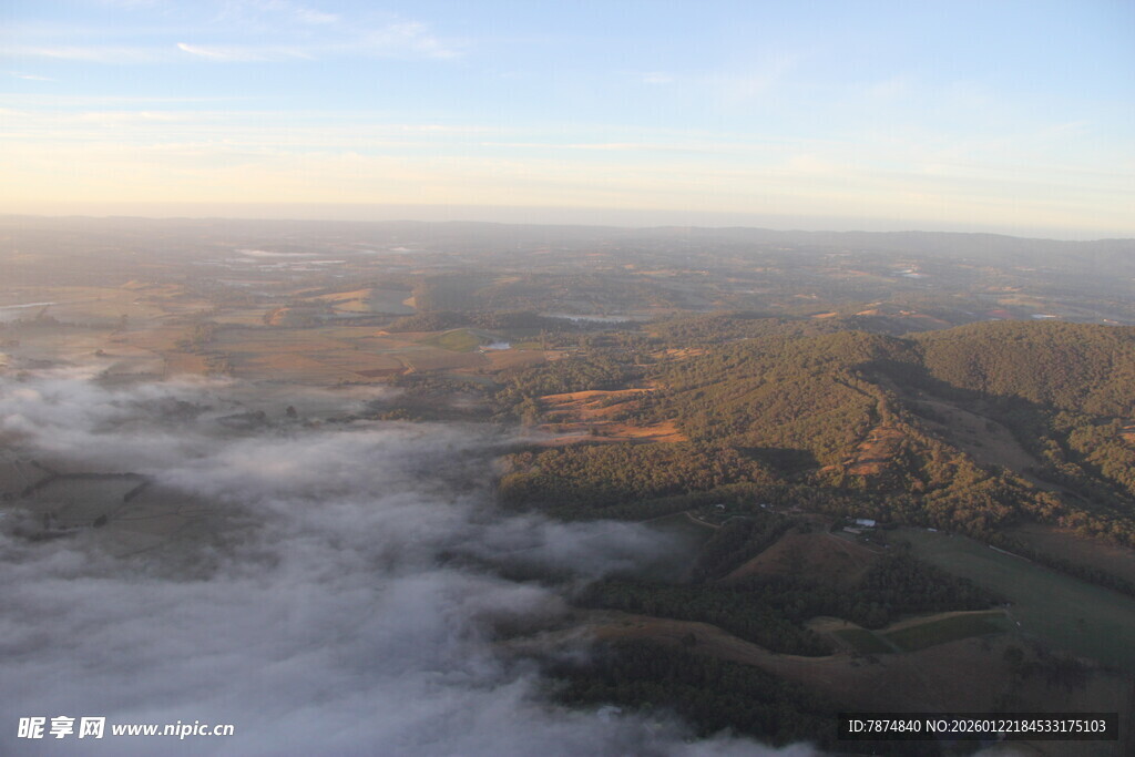 云海之上的壮丽大地景观