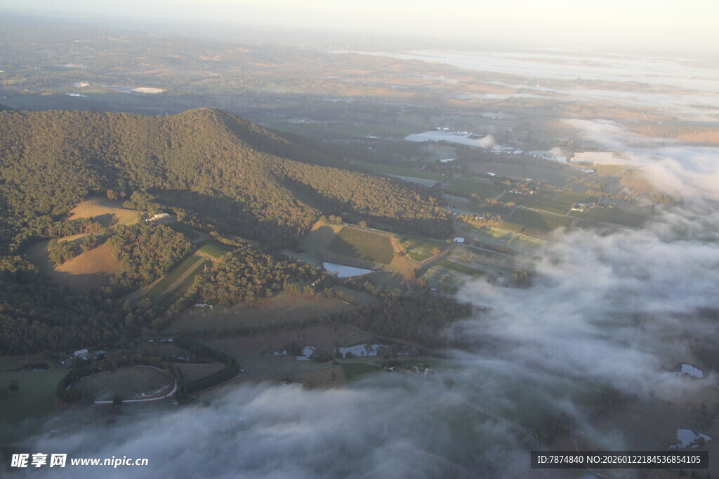 空中俯瞰云雾缭绕的山峦
