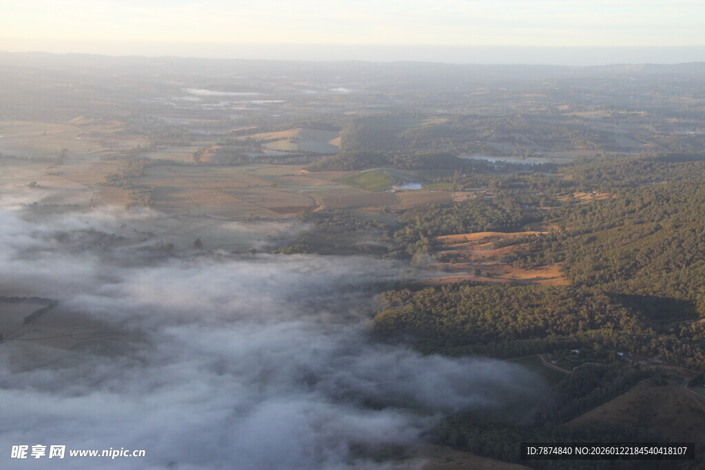 云海中的山峦风光