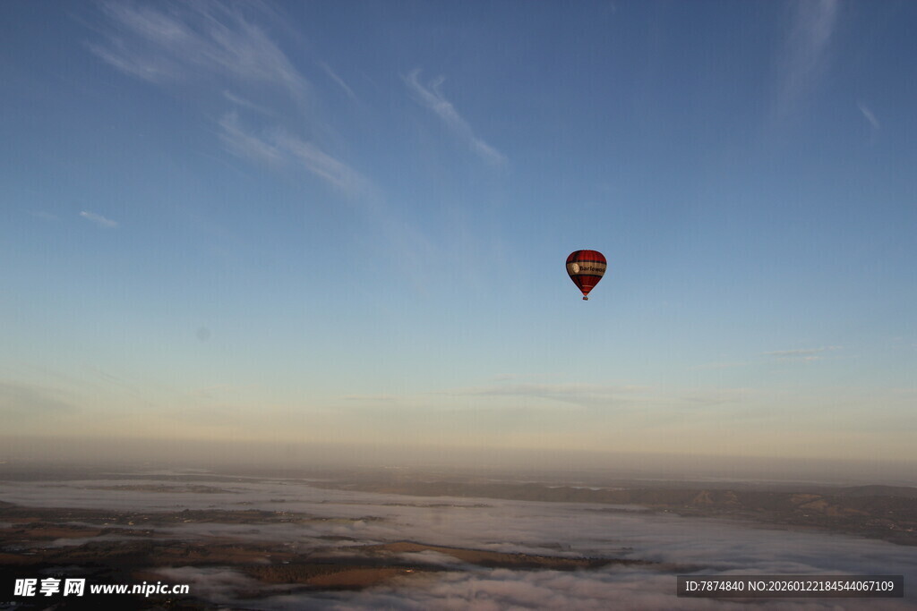日出时空中的热气球