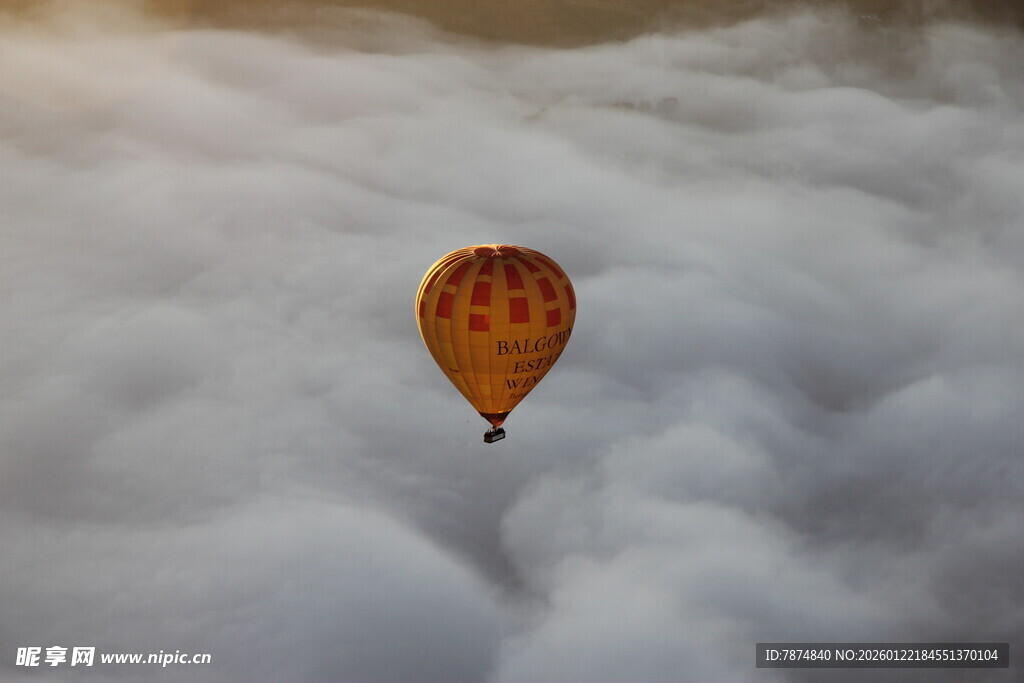 云海中漂浮的热气球