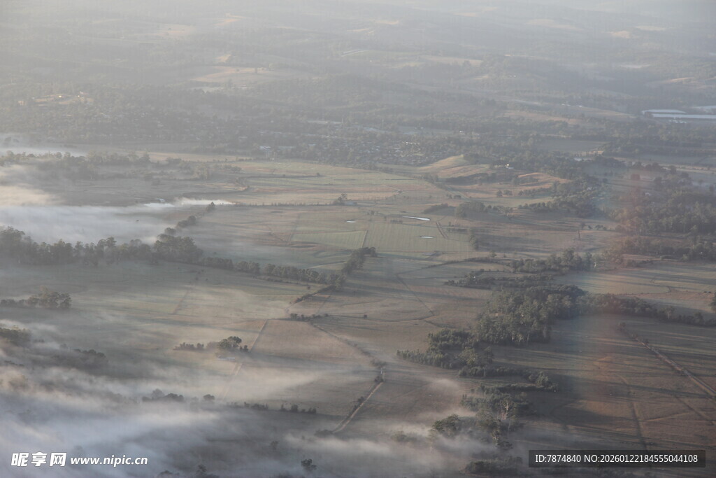 高空俯瞰朦胧大地景观