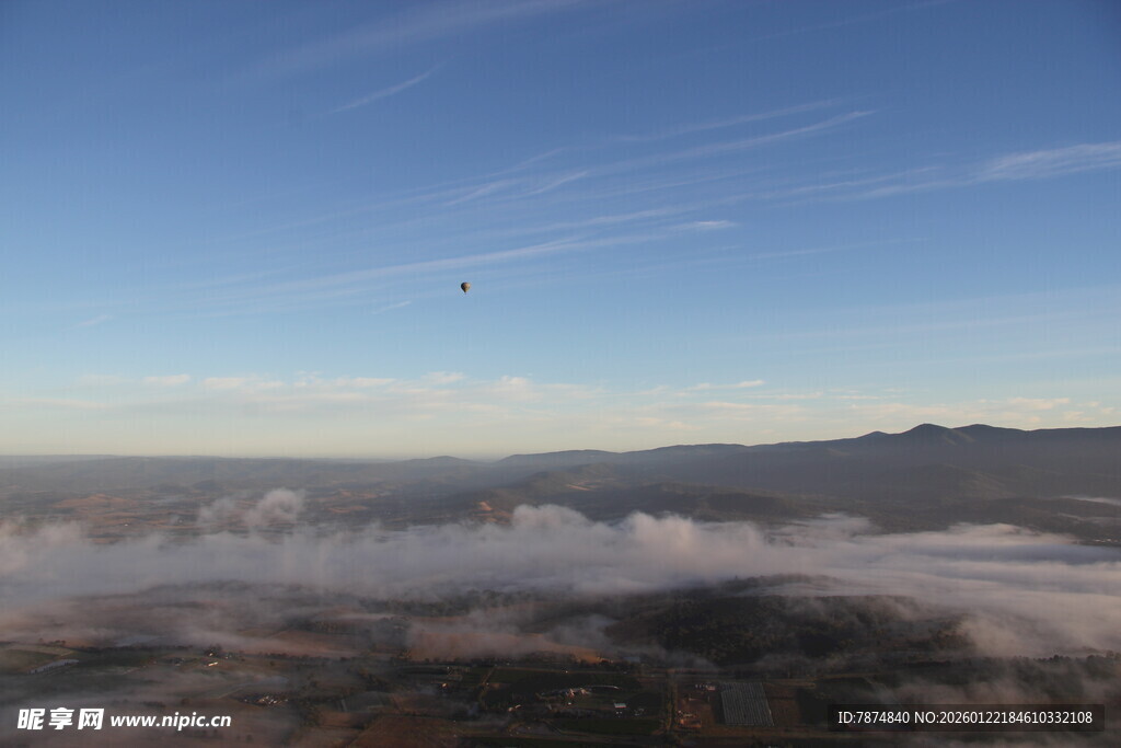 云海之上的壮丽天空景观
