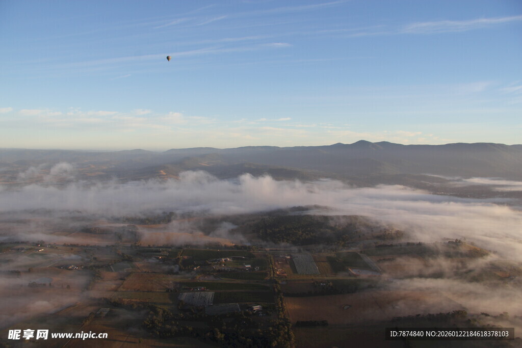 空中俯瞰云雾缭绕的大地