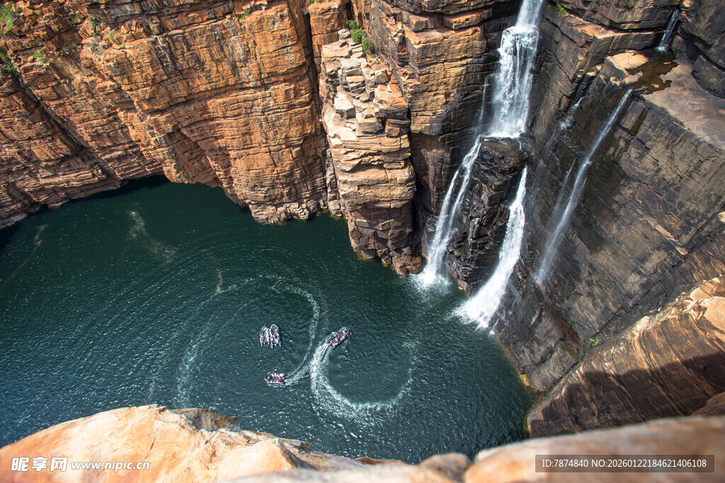 壮观峡谷中的瀑布与碧潭