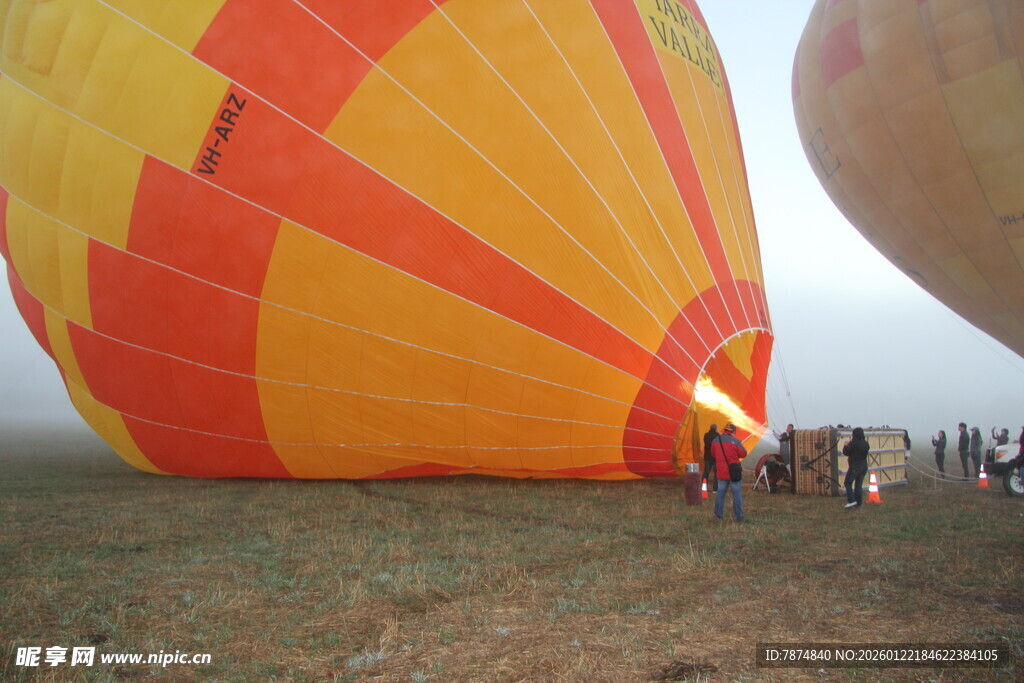热气球准备升空场景