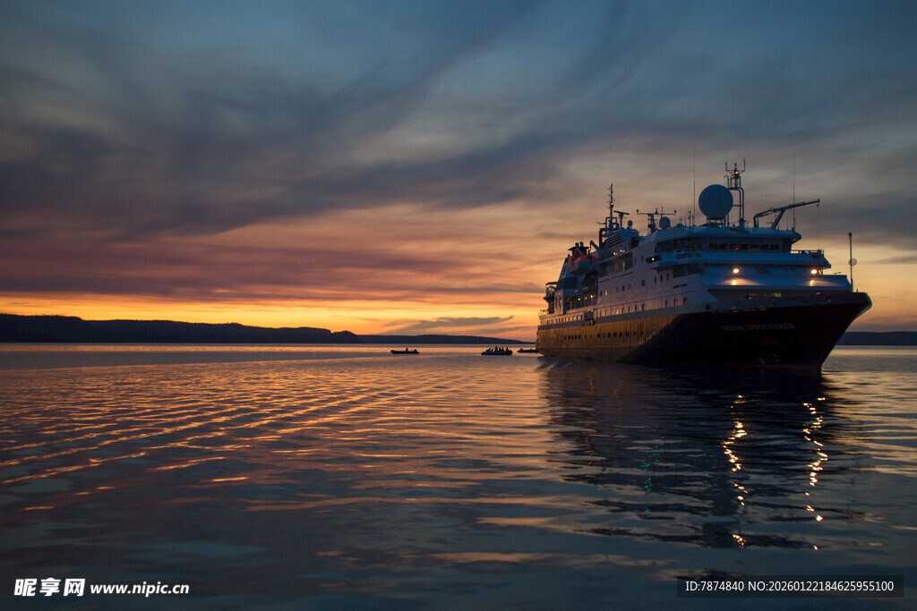 夕阳下的海上船只