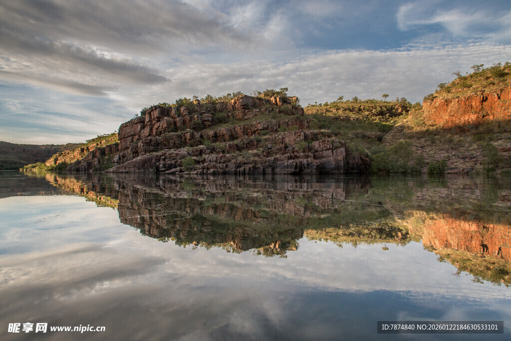 湖畔山林倒影的绝美风光