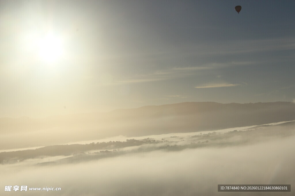 云海之上的灿烂阳光