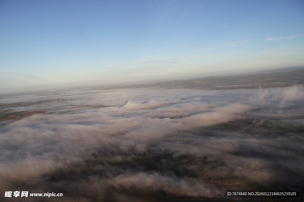 高空俯瞰云海壮丽景观