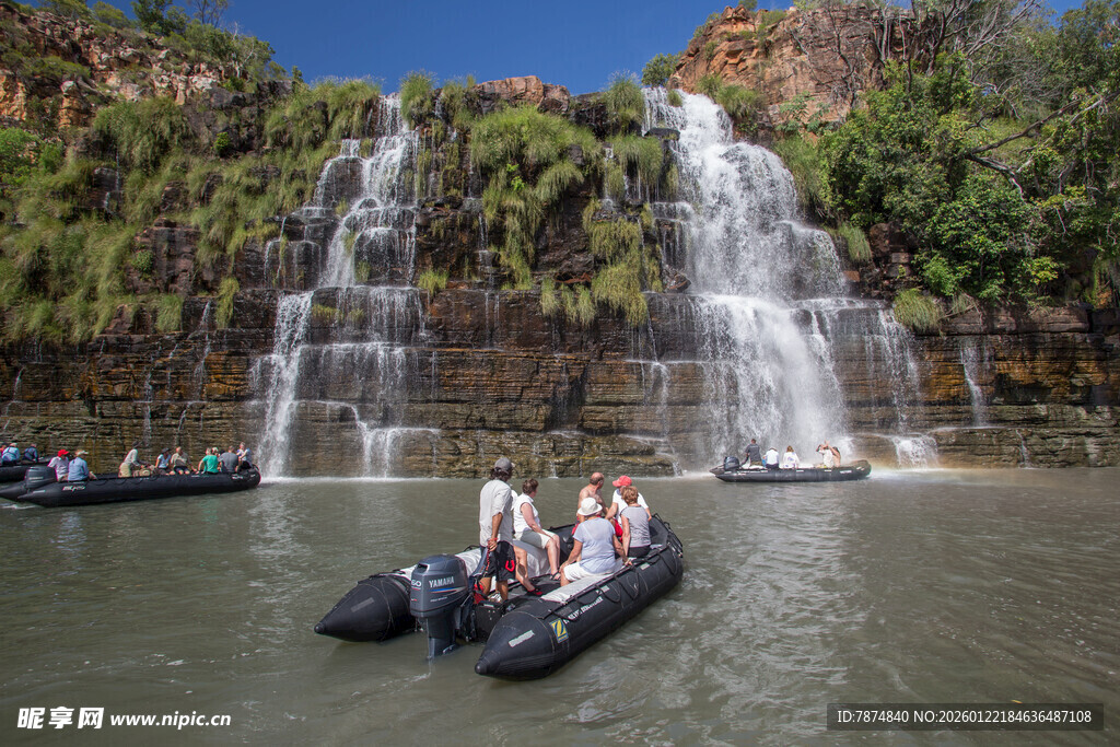 乘筏赏壮观瀑布美景