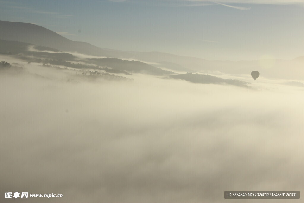 云海之上的孤独热气球