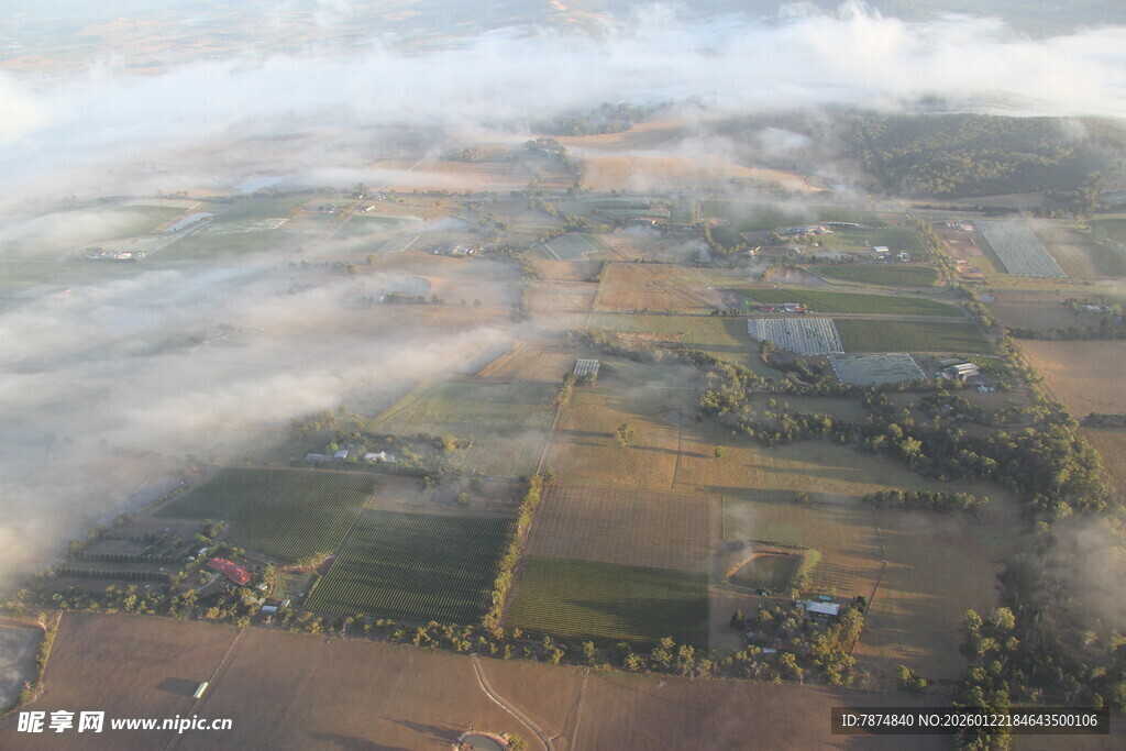 空中俯瞰云雾缭绕的田野