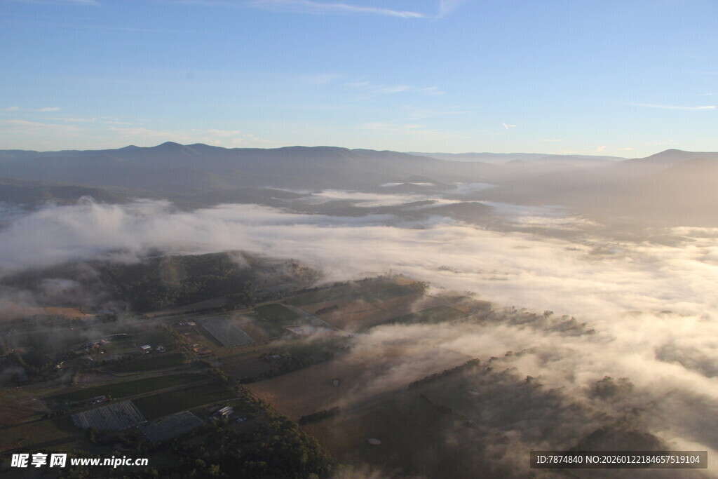 云海之上的壮丽山景