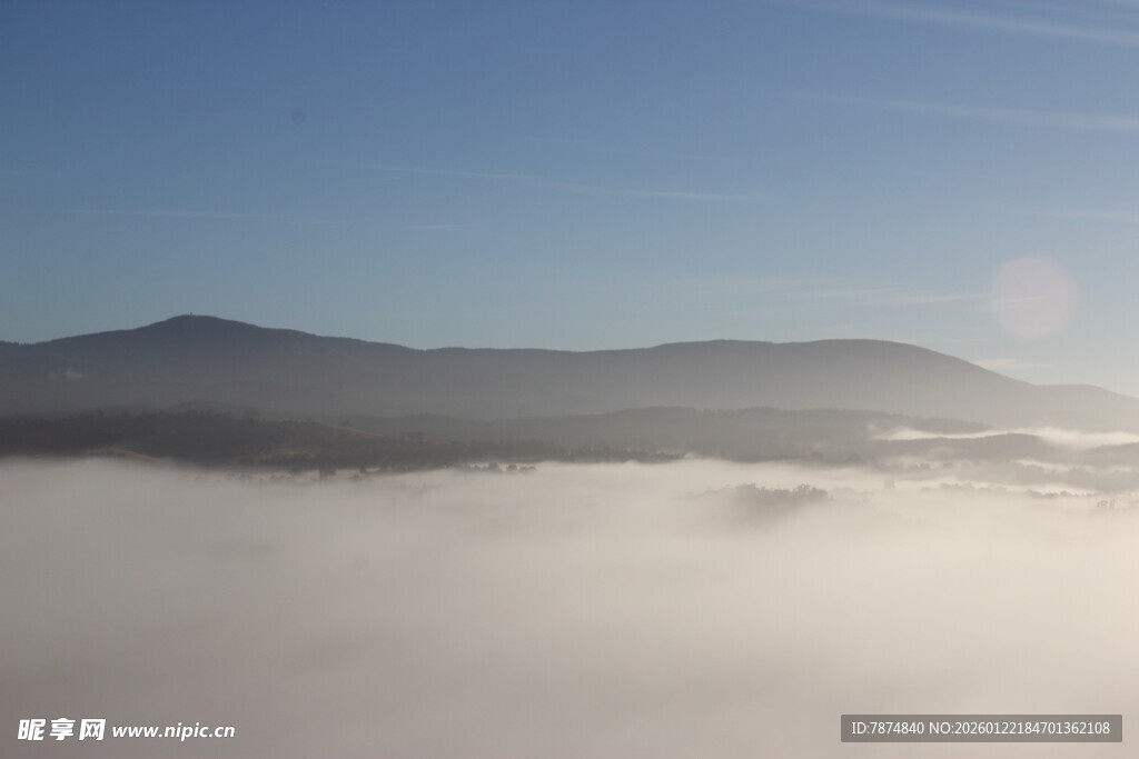 云海之上的壮丽山峦