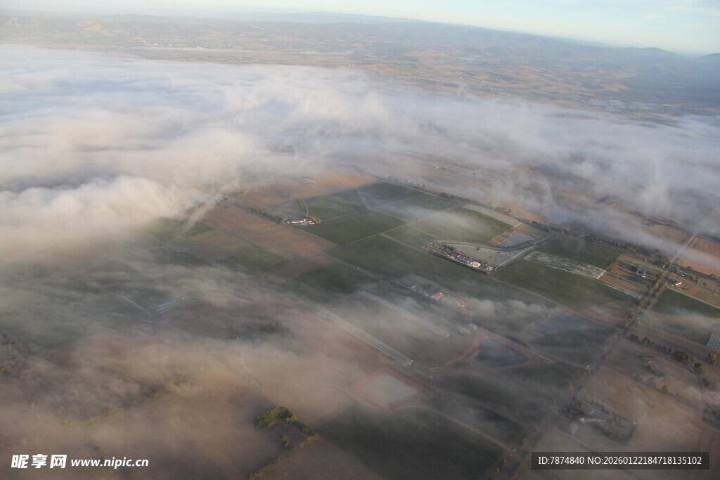 高空俯瞰云海覆盖的大地