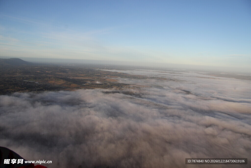 高空俯瞰云海壮丽景观