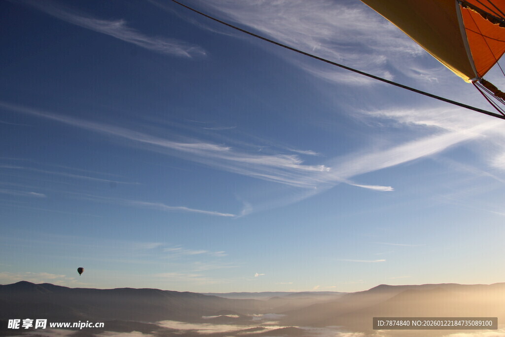 高空滑翔赏壮丽云海景观