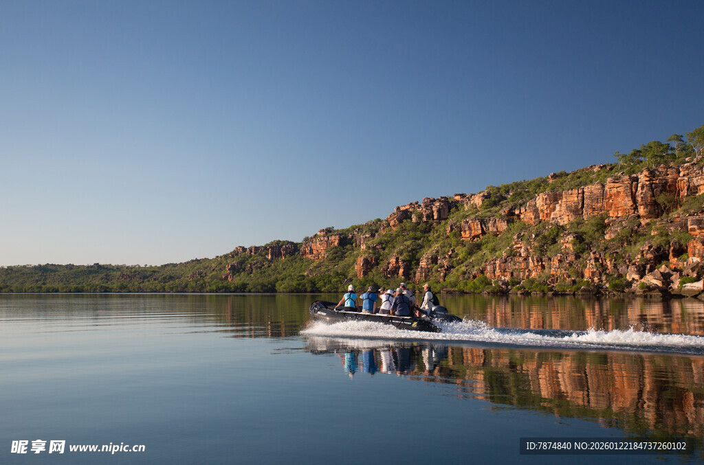 湖上泛舟赏壮丽岩壁风光