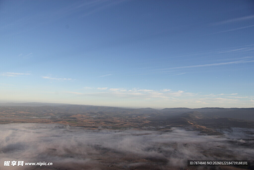 云海之上的壮阔天空景观