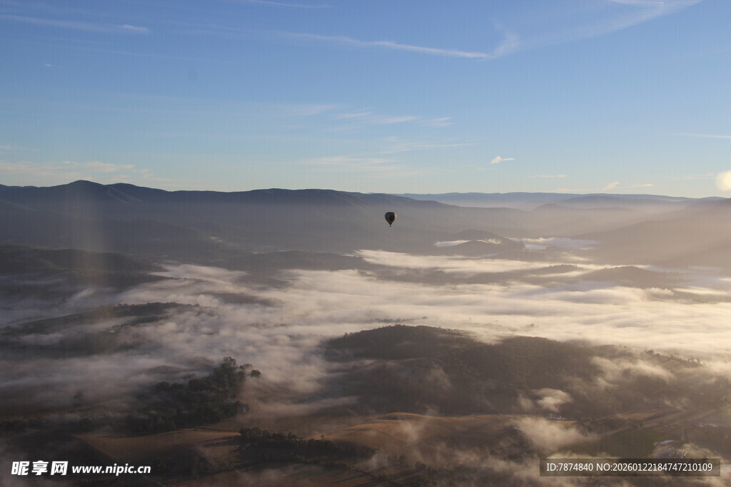 云海之上的壮丽天空景观