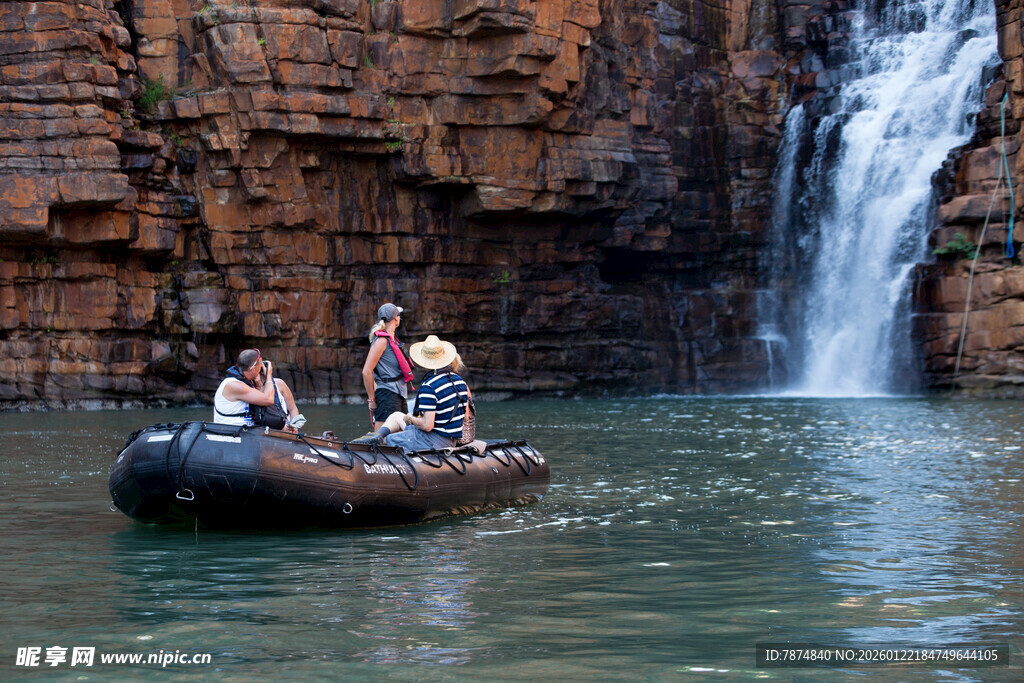瀑布下的皮筏艇探险之旅