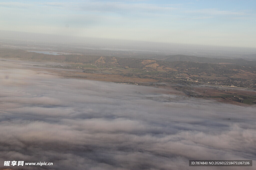 高空俯瞰云海壮丽景观