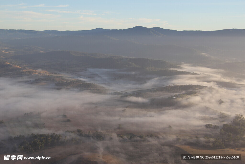 山间晨雾缭绕的壮美景色