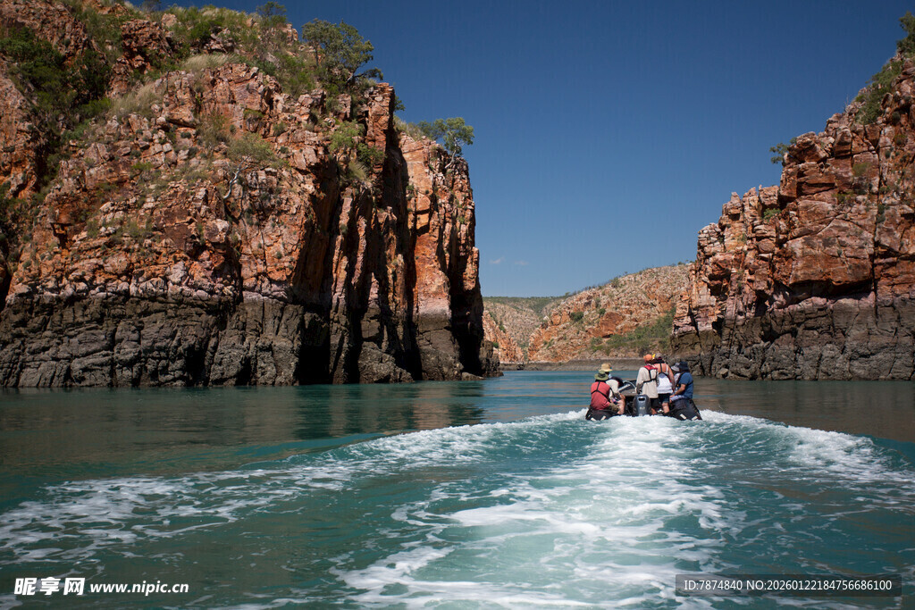 乘船穿行于壮丽峡谷间