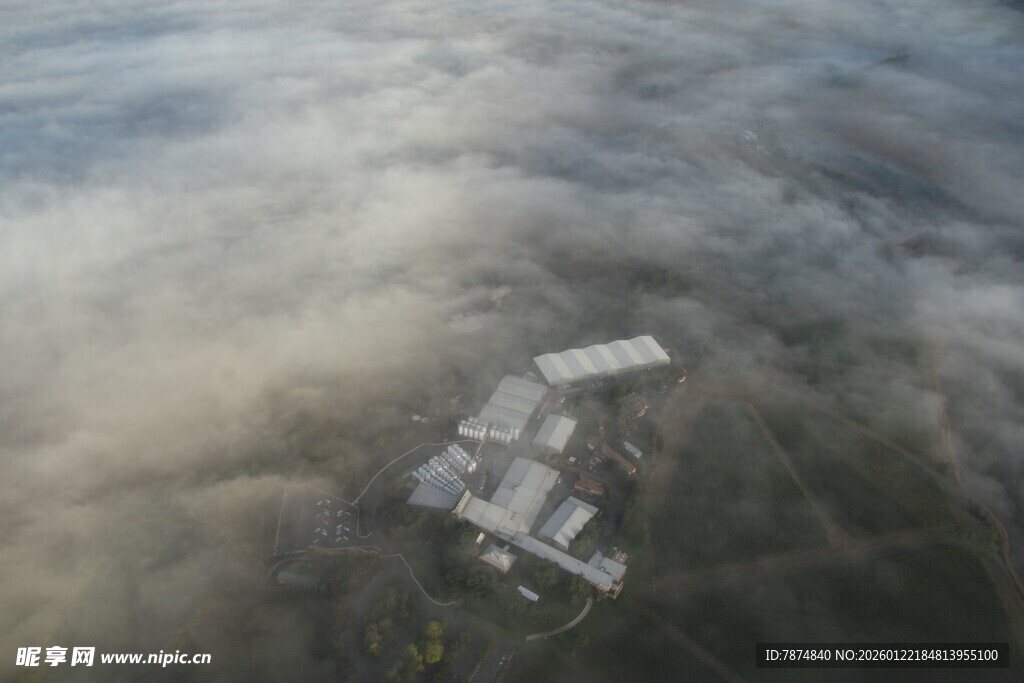 云海中的建筑景观