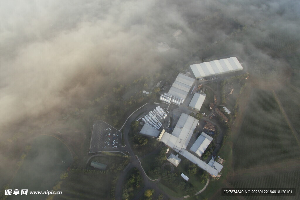 云雾中若隐若现的建筑群