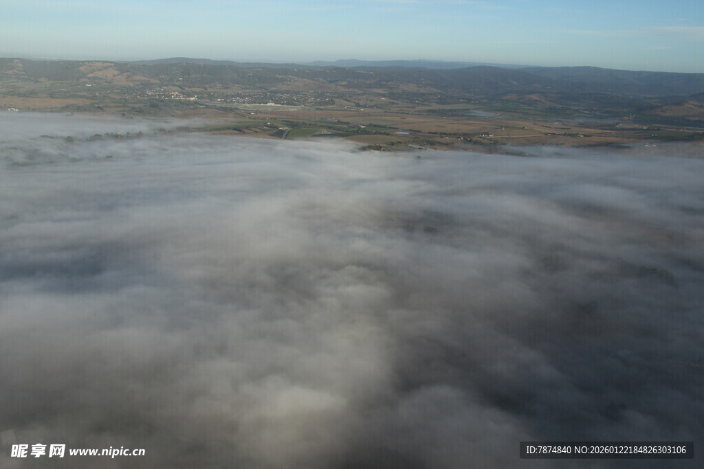 云海之上的壮阔景观