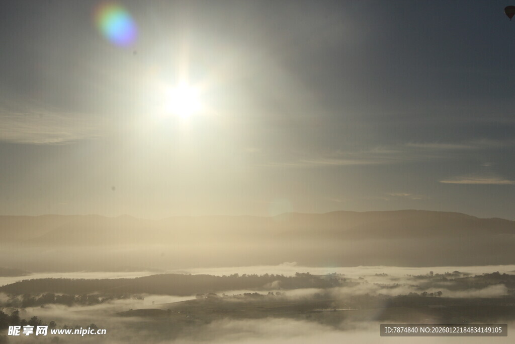云海之上的耀眼阳光