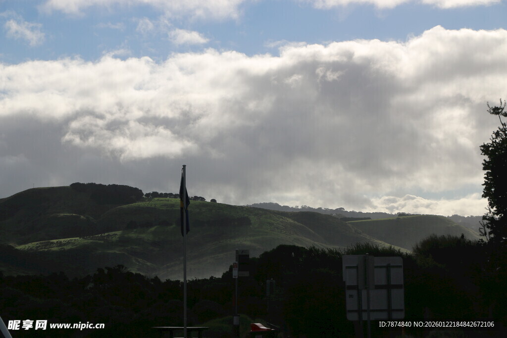 山间云景 远处尖顶建筑