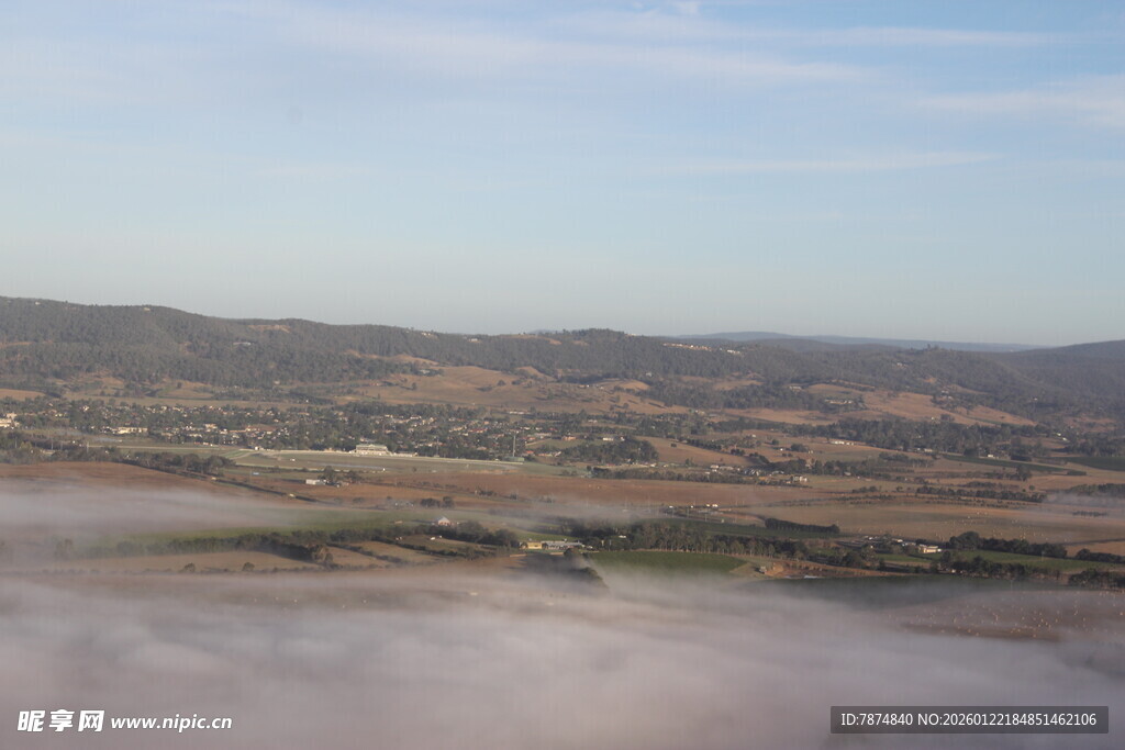 山间晨雾缭绕的壮美景色