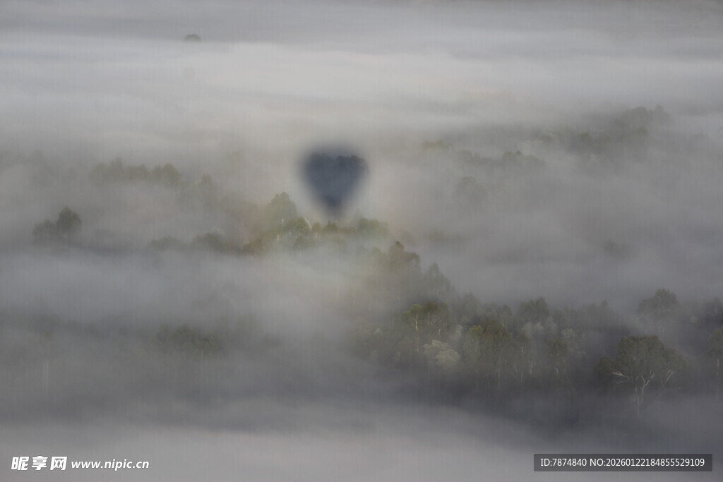 空中俯瞰朦胧大地景象