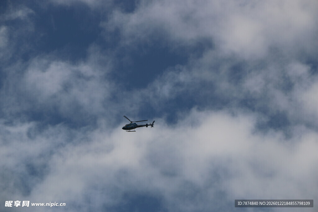 天空中飞行的一架飞机