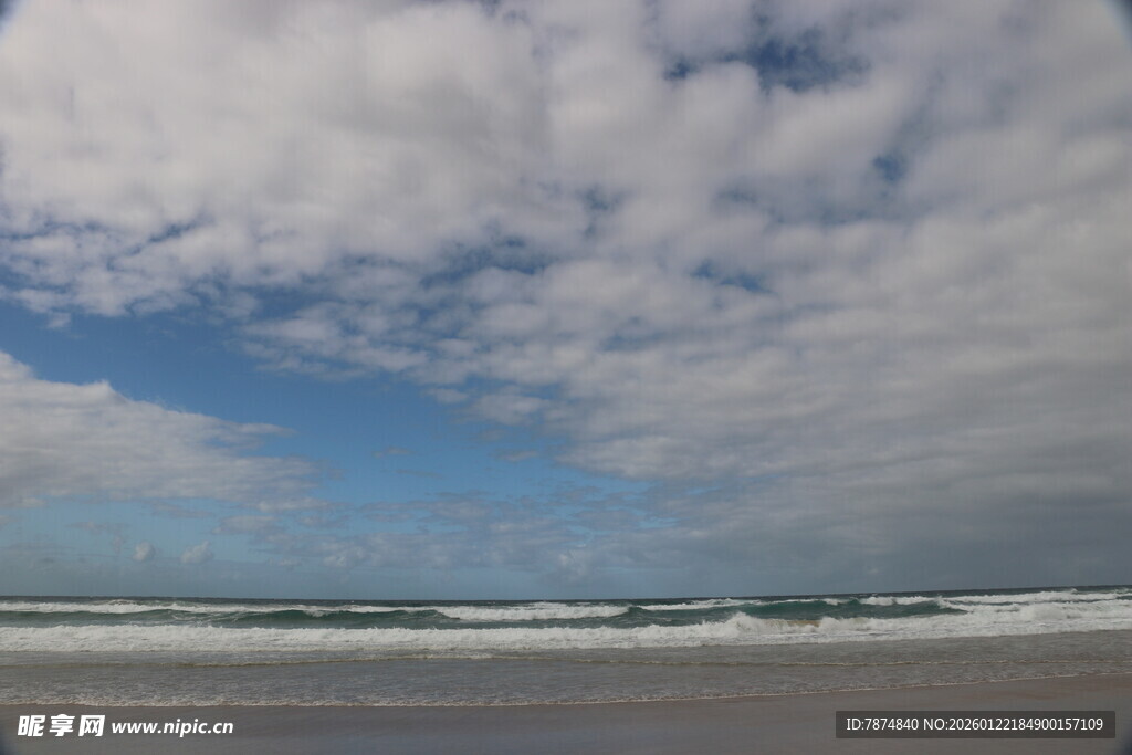 海边蓝天与翻滚的云朵