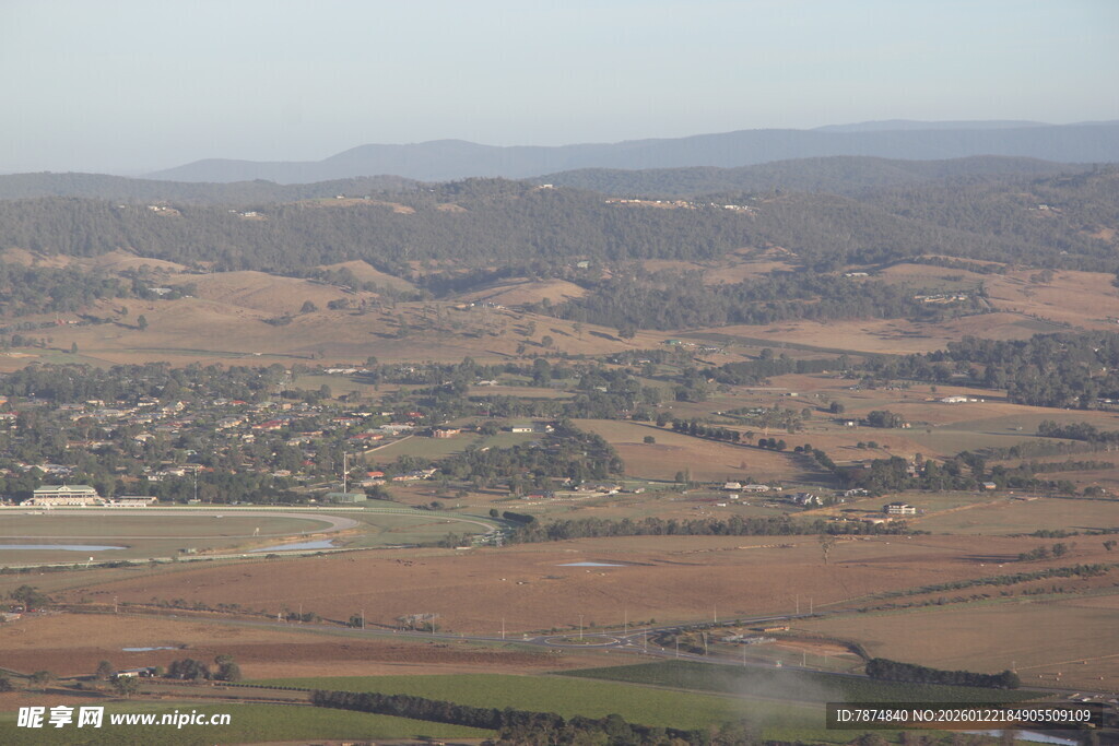 俯瞰广袤田野与村庄