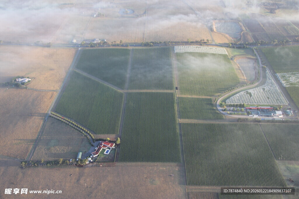 俯瞰大地农田与建筑景观