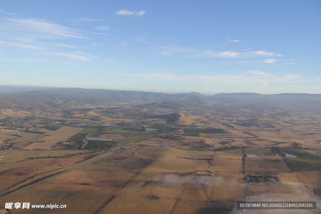 俯瞰广袤田野与连绵山脉