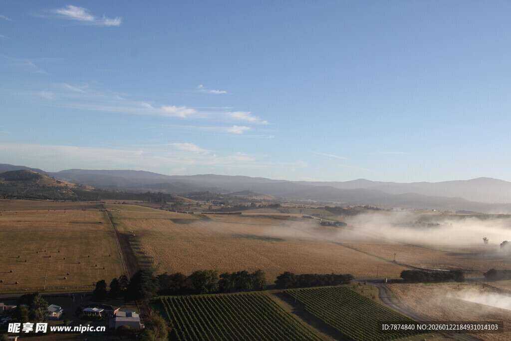 俯瞰田园晨雾美景