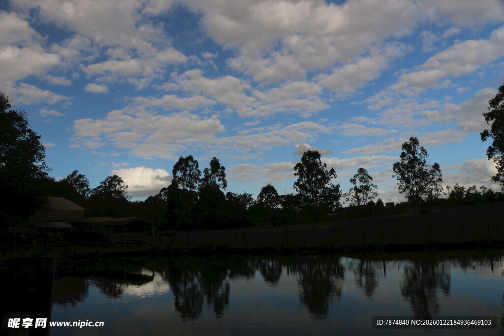 湖畔树林与天空倒影美景